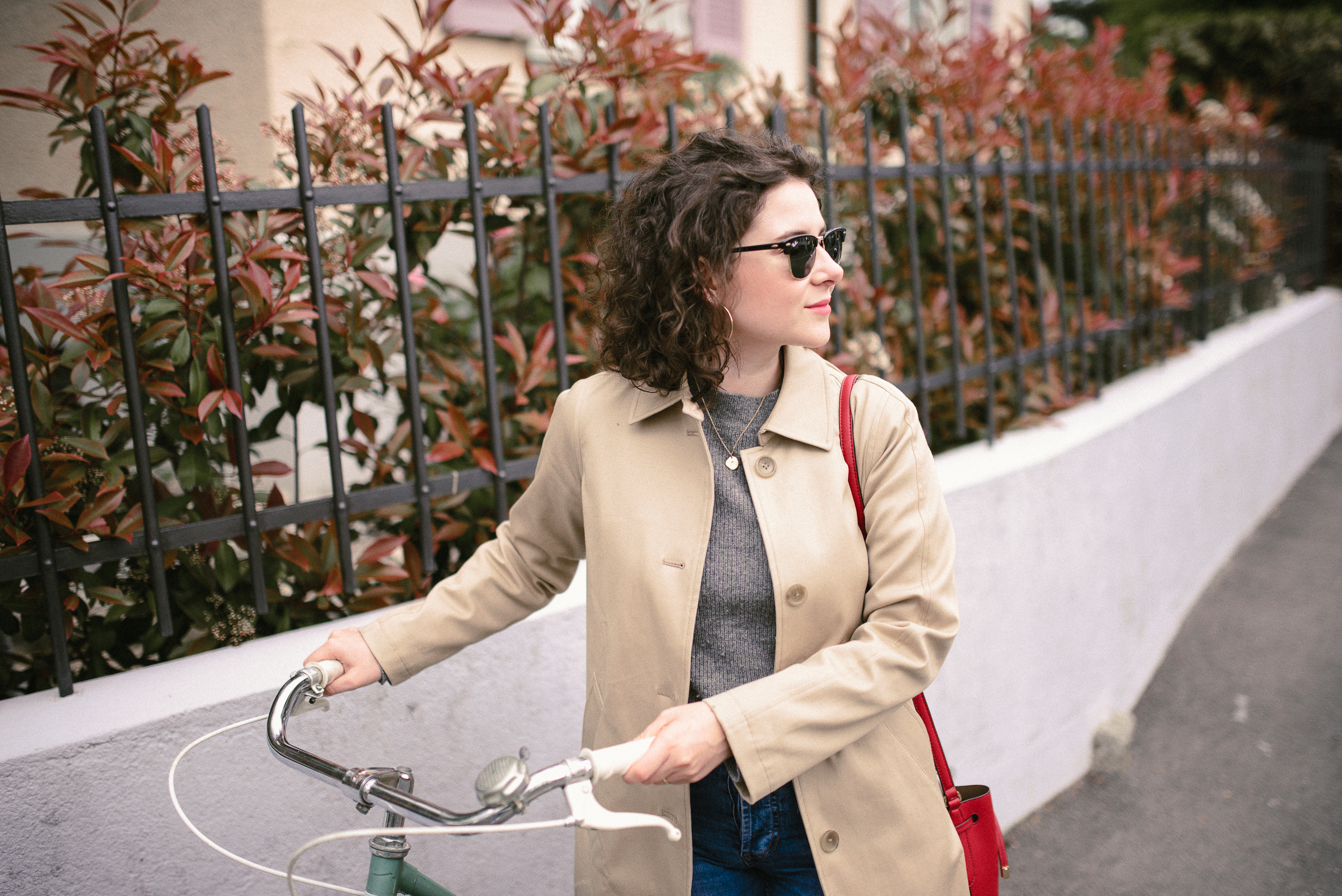 Comment porter le trench avec style et sans faire vieillot? Retrouvez dans mon article des idées de tenues ainsi qu'une revue du Mac Coat de Everlane