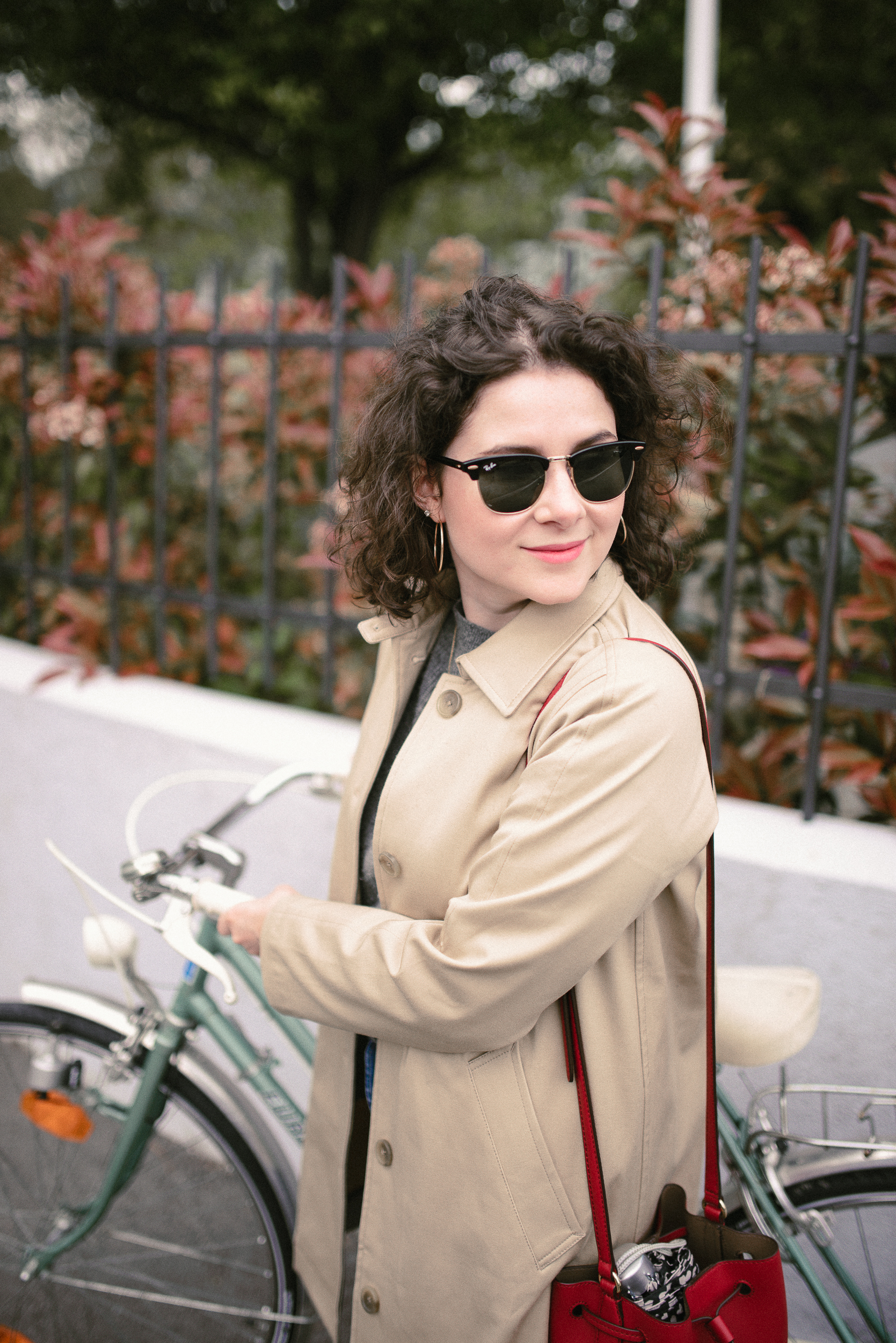 Comment porter le trench avec style et sans faire vieillot? Retrouvez dans mon article des idées de tenues ainsi qu'une revue du Mac Coat de Everlane