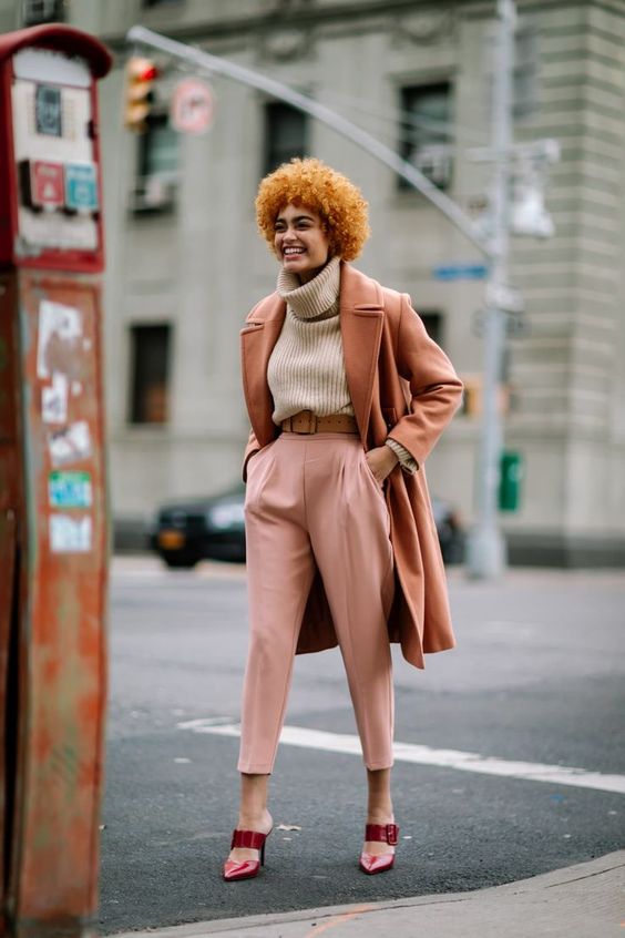 Comment porter un pantalon rose (131 tenues et looks)