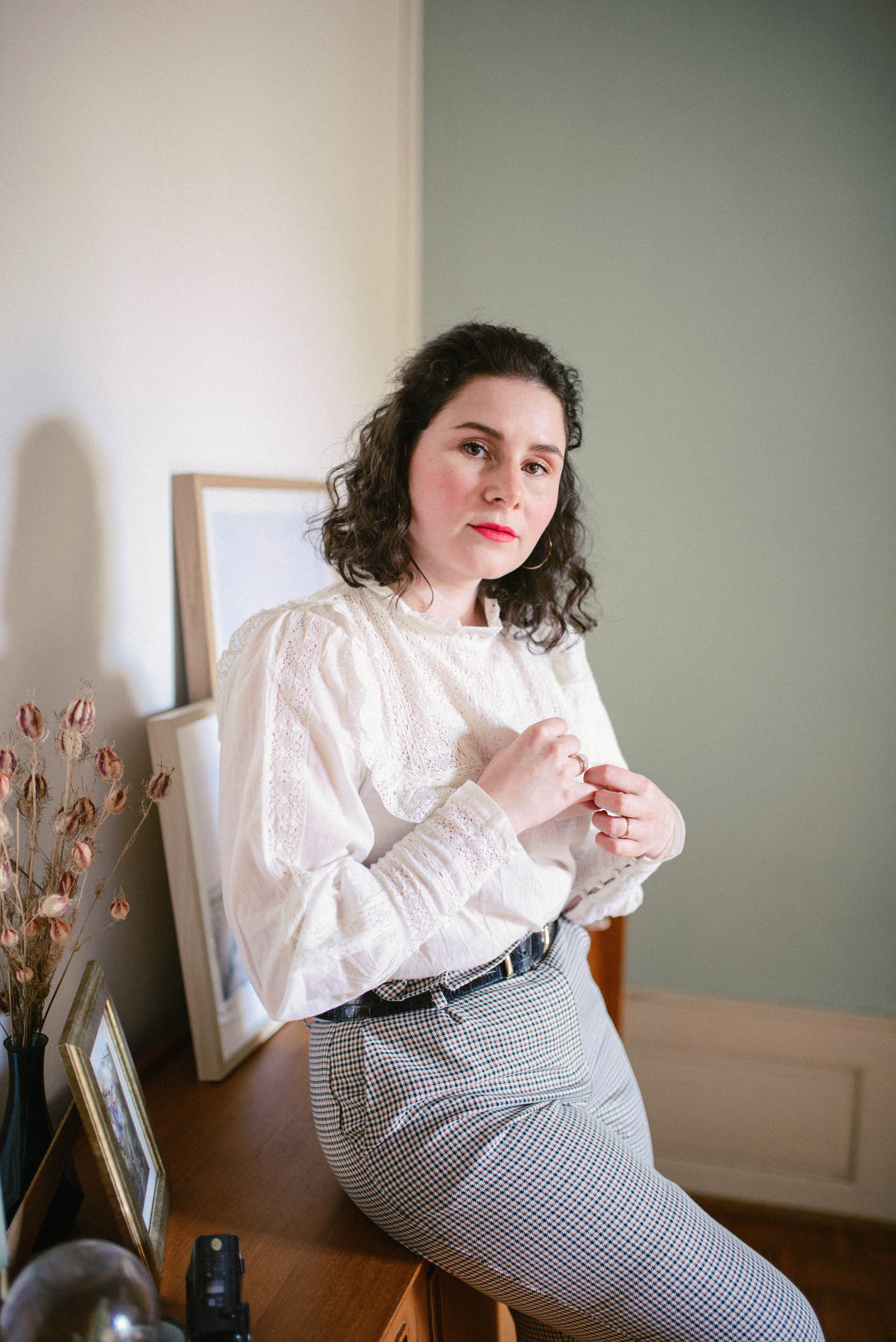 Inspiration de tenue pour femme: Look de printemps avec une blouse blanche brodée à volants! Une jolie pièce qui s'accorde parfaitement à plusieurs autres basiques dans notre garde-robe! #modefemmes #sezane 