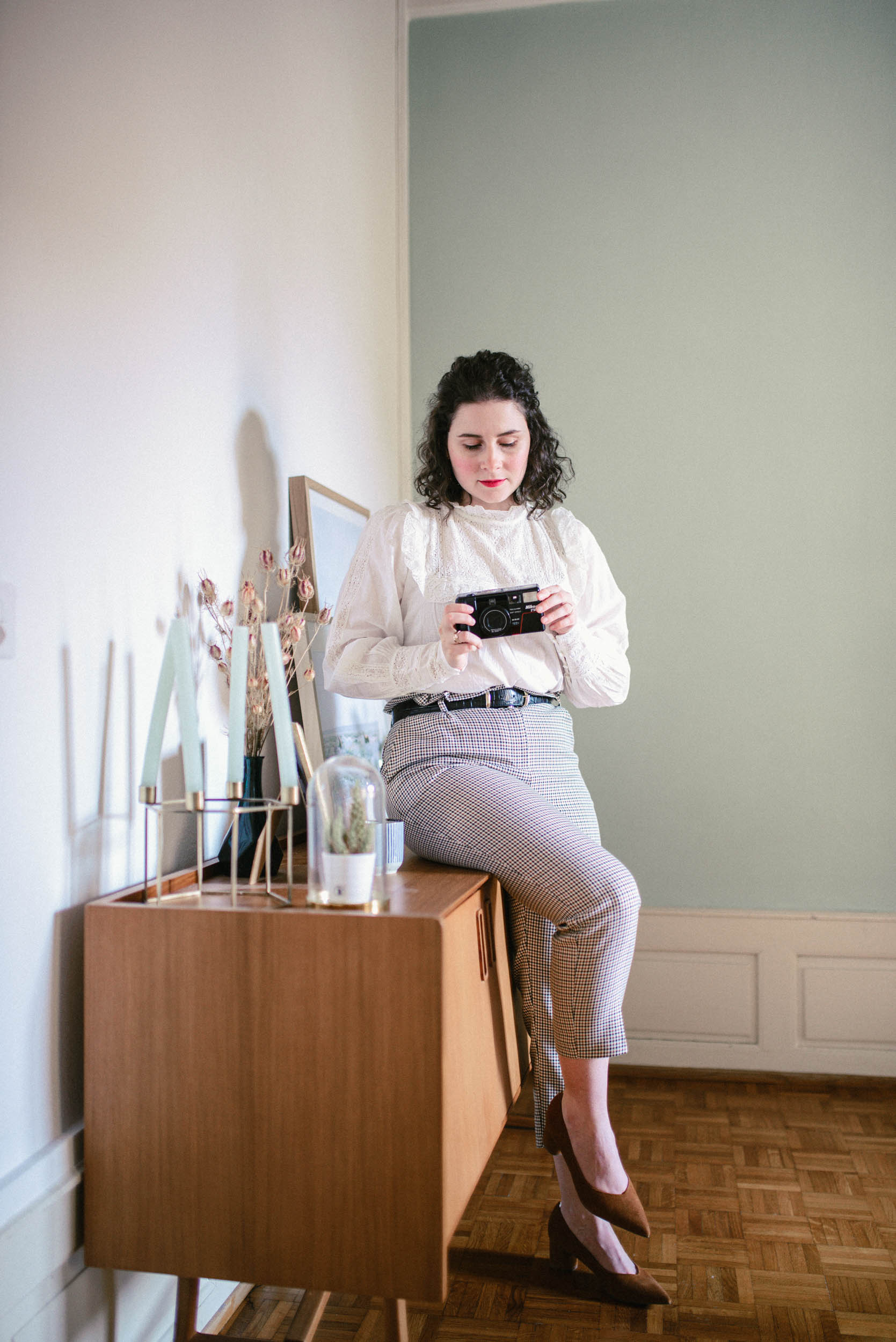 Inspiration de tenue pour femme: Look de printemps avec une blouse blanche brodée à volants! Une jolie pièce qui s'accorde parfaitement à plusieurs autres basiques dans notre garde-robe! #modefemmes #sezane 