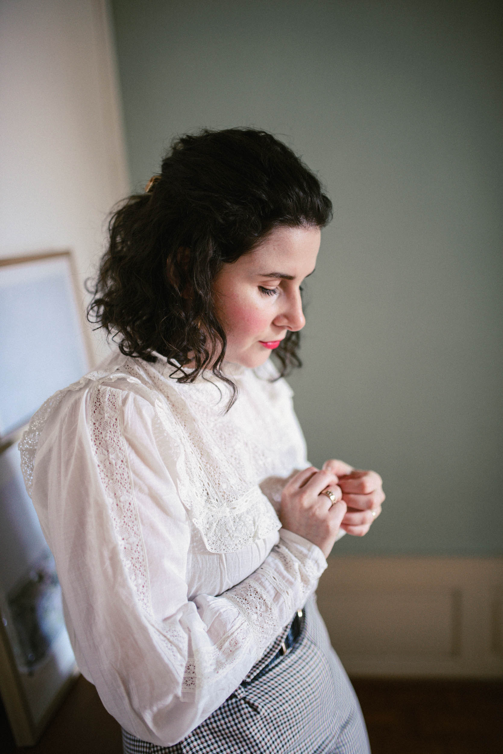 Inspiration de tenue pour femme: Look de printemps avec une blouse blanche brodée à volants! Une jolie pièce qui s'accorde parfaitement à plusieurs autres basiques dans notre garde-robe! #modefemmes #sezane 