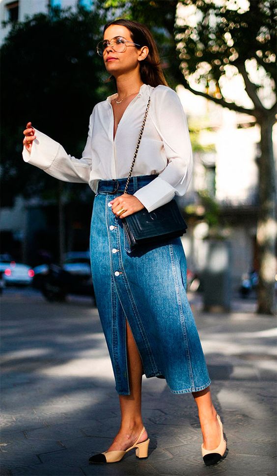 Vous avez besoin d'une idée de tenue avec une jupe en jean? Vous êtes au bon endroit! Je vous explique comment bien porter la jupe en jean en hiver et quand il fait plus chaud! #modefemme #jupeenjean #denimskirt