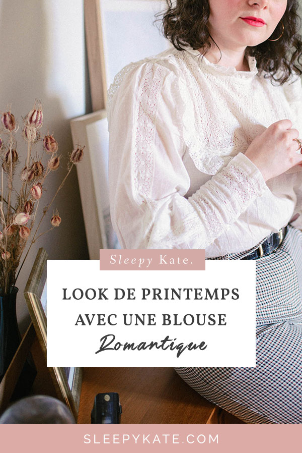 Inspiration de tenue pour femme: Look de printemps avec une blouse blanche brodée à volants! Une jolie pièce qui s'accorde parfaitement à plusieurs autres basiques dans notre garde-robe! #modefemmes #sezane 