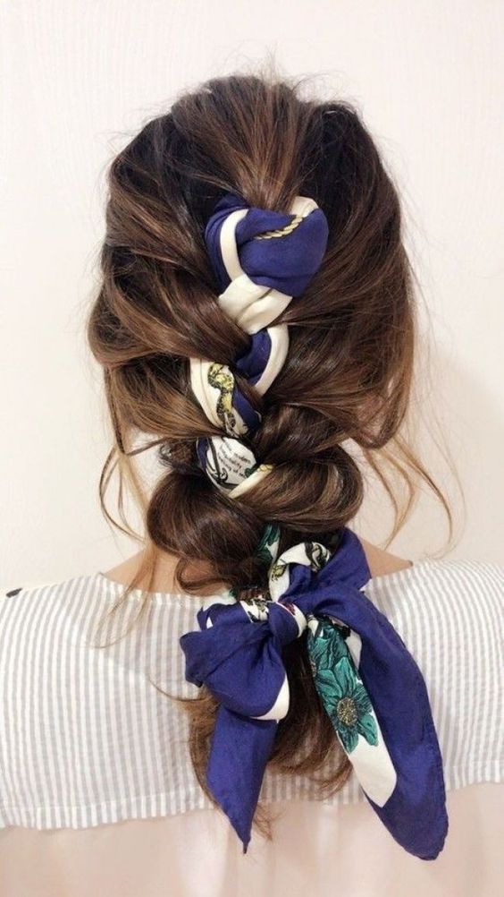 Si je devais choisir qu'un seul accessoire ce serait bien le foulard! Mes tenues sont souvent simples. Du coup, c'est un bon moyen d'apporter une petite touche originale et colorée à mes looks. Mais comment porter un foulard avec style? #modefemmes